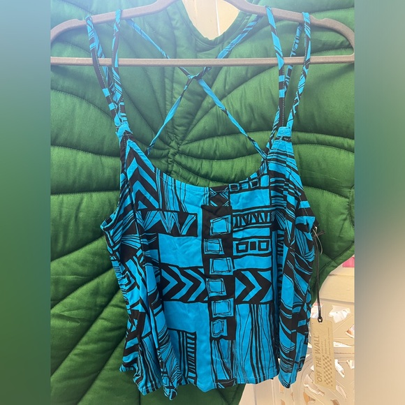 NWT Vans women’s crop straps flowy tank top. Blue and black geometric print. Med - Picture 3 of 5